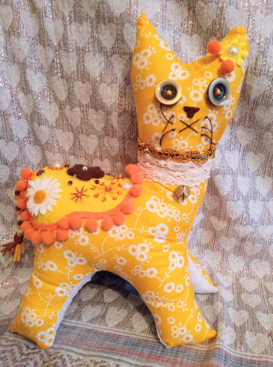 Patchwork Cat - YELLOW WITH WHITE DAISIES